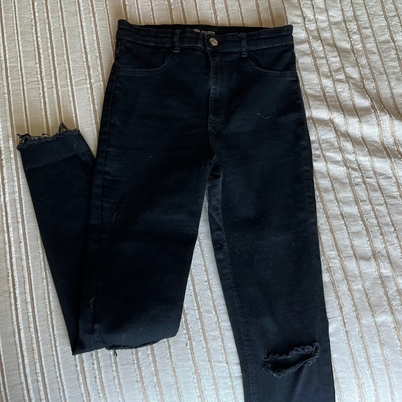 ZARA | Black Skinny Jeans, Ripped | 06